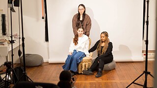 Die Teilnehmenden erlernen den Umgang mit professionellem und vielfältigen Kameraequipment.