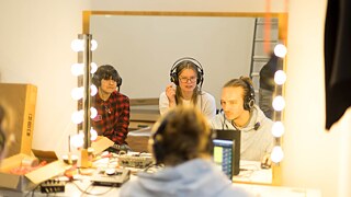 Die Teilnehmenden setzen sich mit den unterschiedlichen Komponenten der Videoarbeit auseinander. Hier wird der Ton geprüft.