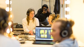 Die Teilnehmenden dokumentieren sich gegenseitig bei der Arbeit.