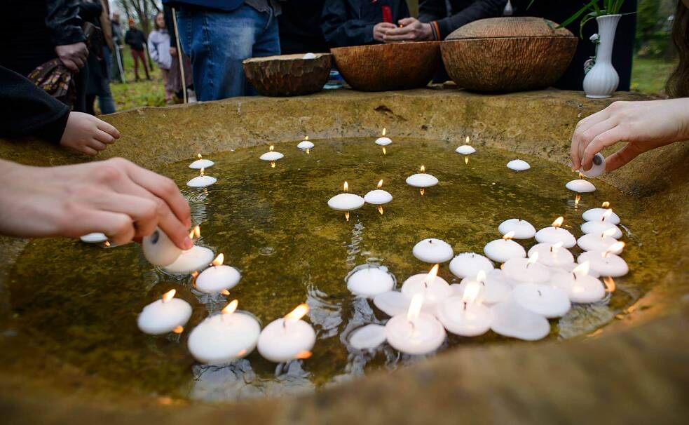 „Možnost vidět se během obřadu navzájem může být samo o sobě dost podpůrné. Když ostatní vidí, že někdo pláče, snáz si to sami dovolí a prožijí své emoce. Když chce někdo sdílet vzpomínku, nemusí stát u řečnického pultu. V Lese vzpomínek tomu dopomáháme například tím, že pozůstalí sedí v půlkruhu okolo pískovcovitého díla, tzv. Skořápky, na jejíž hladinu vody můžou pozůstalí pouštět zapálené svíčky a sdílet vzpomínky na zemřelé z místa, kde zrovna stojí či sedí. Vždy se ale přizpůsobujeme prostoru, ve kterém se rozloučení koná, což může být v divadle, v galerii, ale i v lese, na zahradě pozůstalých…