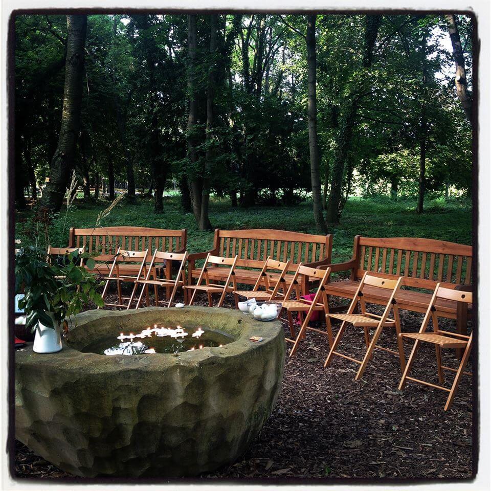 „Možnost vidět se během obřadu navzájem může být samo o sobě dost podpůrné. Když ostatní vidí, že někdo pláče, snáz si to sami dovolí a prožijí své emoce. Když chce někdo sdílet vzpomínku, nemusí stát u řečnického pultu. V Lese vzpomínek tomu dopomáháme například tím, že pozůstalí sedí v půlkruhu okolo pískovcovitého díla, tzv. Skořápky, na jejíž hladinu vody můžou pozůstalí pouštět zapálené svíčky a sdílet vzpomínky na zemřelé z místa, kde zrovna stojí či sedí. Vždy se ale přizpůsobujeme prostoru, ve kterém se rozloučení koná, což může být v divadle, v galerii, ale i v lese, na zahradě pozů