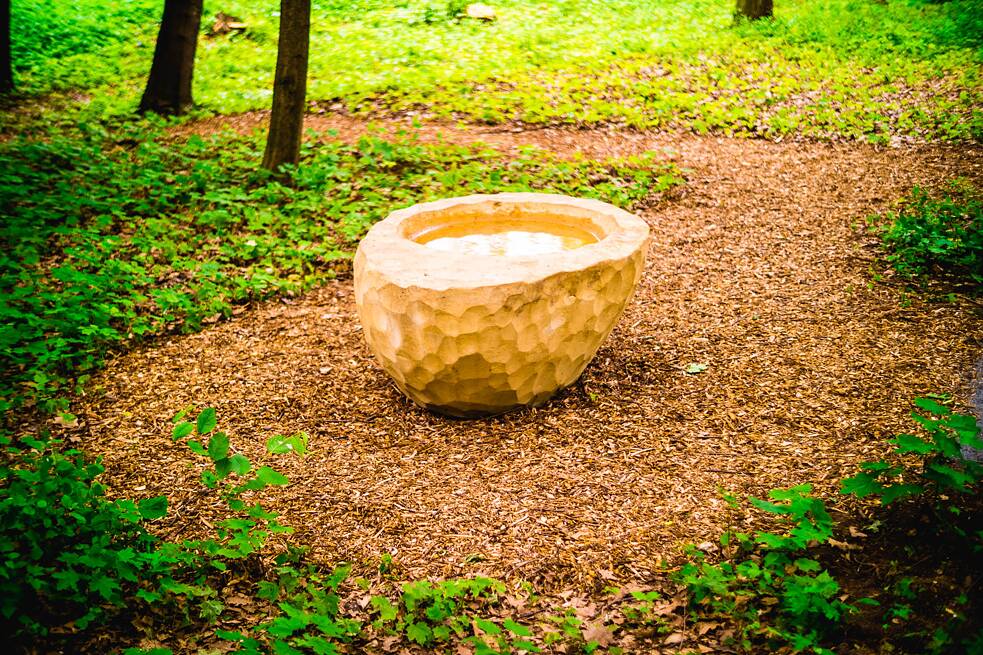 „Možnost vidět se během obřadu navzájem může být samo o sobě dost podpůrné. Když ostatní vidí, že někdo pláče, snáz si to sami dovolí a prožijí své emoce. Když chce někdo sdílet vzpomínku, nemusí stát u řečnického pultu. V Lese vzpomínek tomu dopomáháme například tím, že pozůstalí sedí v půlkruhu okolo pískovcovitého díla, tzv. Skořápky, na jejíž hladinu vody můžou pozůstalí pouštět zapálené svíčky a sdílet vzpomínky na zemřelé z místa, kde zrovna stojí či sedí. Vždy se ale přizpůsobujeme prostoru, ve kterém se rozloučení koná, což může být v divadle, v galerii, ale i v lese, na zahradě pozů