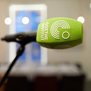Lähivõte Goethe Instituudi logoga mikrofonist