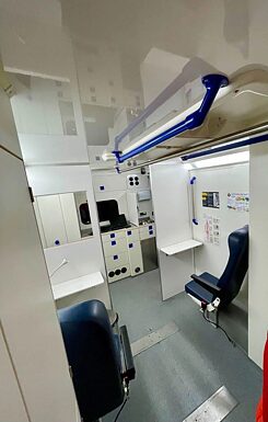 Das Innere des zum mobilen Konsumraum umgebauten Krankenwagens in Brno.