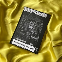 Het boek "Birobidschan" van Tomer Dotan-Dreyfus ligt op een glanzende gouden deken die plooien trekt.