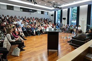 18.04.2024 - Amigos Kafka - Vista general del Salón del Goethe-Institut Madrid con los ponentes y el público.