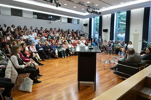 18.04.2024 - Amigos Kafka - Ansicht des Saals im Goethe-Institut Madrid mit den Gesprächspartnern und dem Publikum.