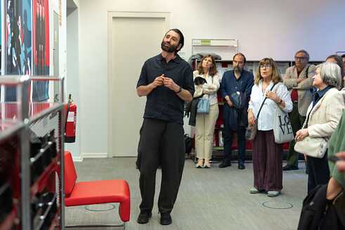 18.10.2024 | Nach dem Gespräch führte Roberto Maján durch die Ausstellung seiner Illustrationen in der Bibliothek.