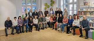 Goethe-Institut Bulgarien - Gruppenbild von Mitarbeiter*innen in der Bibliothek