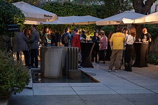 18.10.2024 | Nach der Führung gab es bei einem Getränk noch die Möglichkeit zum persönlichen Gespräch mit den Künstlern.