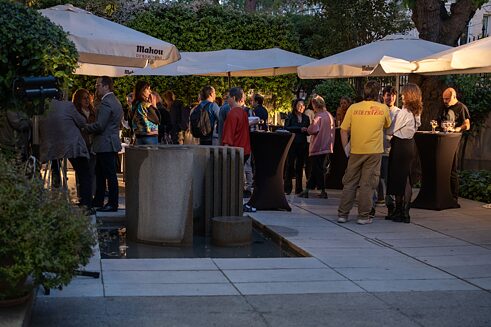 18.10.2024 | Nach der Führung gab es bei einem Getränk noch die Möglichkeit zum persönlichen Gespräch mit den Künstlern.