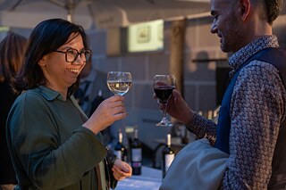 18.10.2024 | Anstoßen auf einen gelungenen Abend.