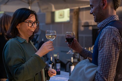 18.10.2024 | Anstoßen auf einen gelungenen Abend.