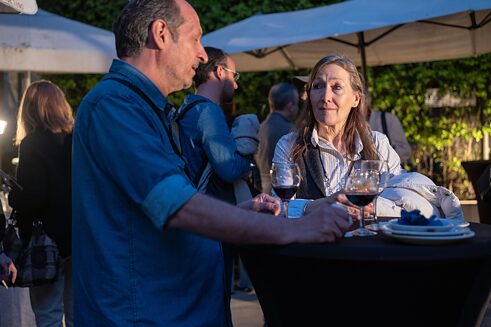 18.04.2024 | Conversando durante el cóctel.