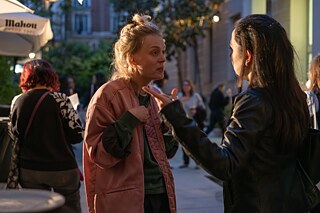 18.04.2024 | Gespräche bei einem Getränk. Hier unser "artist in residence" Anne Kapsner und Diana I. Luque, beide  Künstlerinnen im Theaterbereich.