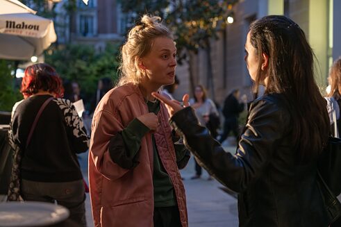 18.04.2024 | Gespräche bei einem Getränk. Hier unser "artist in residence" Anne Kapsner und Diana I. Luque, beide  Künstlerinnen im Theaterbereich.