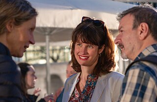 18.04.2024 |Antonia Blau, Institutsleiterin Goethe-Institut Madrid, im Gespräch mit Ana Caleya und Juan Carlos Talavera, beide Schauspieler, sich zu uns gesellten nach Theaterproben im Goethe-Institut.