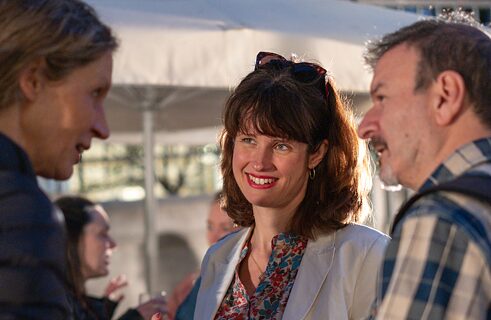 18.04.2024 |Antonia Blau, Institutsleiterin Goethe-Institut Madrid, im Gespräch mit Ana Caleya und Juan Carlos Talavera, beide Schauspieler, sich zu uns gesellten nach Theaterproben im Goethe-Institut.