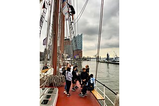 Die Teilnehmenden dürfen sich neben Fußball und Deutschunterricht auch im traditionellen Segeln ausprobieren.