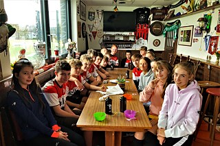 Die Teilnehmenden sammeln im Clubhaus Kräfte für die nächste Trainingseinheit. 