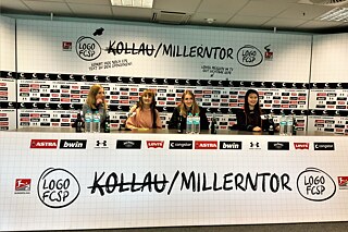 Teilnehmerinnen präsentieren die Teamsponsoren hella und Fritzkola.