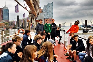 Die Jugendlichen haben die Gelegenheit auf einem echten Traditionssegler mitzufahren. 