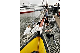 Die Jugendlichen machen es sich im Bug des Traditionsseglers gemütlich.