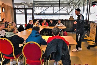 Es wird nicht nur Fußball gespielt. Im Rahmen des Camps verbessern die Teilnehmenden in entspannter Atmosphäre ihre Deutschkenntnisse.
