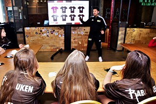 Die Teilnehmenden dürfen auch während des Unterrichts ihre Trikots tragen.