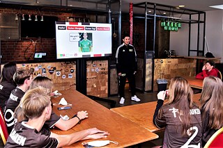 Das Thema Fußball wird auch in den Deutschunterricht integriert und erleichtert den Schülerinnen und Schülern somit den Zugang zur deutschen Sprache. 