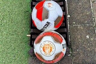 Die Fußbälle sind ein wahres Symbol des weltbekannten Fußballclubs.