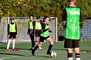 Die Teilnehmenden trainieren ihr Geschick auf dem Fußballfeld.