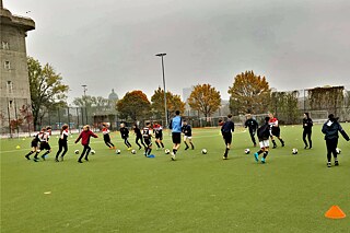 Die Teilnehmenden verbessern ihre Fußballtricks und lernen gleichzeitig Deutsch.