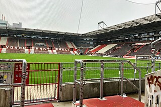 Die Teilnehmenden dürfen das Stadion ihres Lieblingsfußballclubs besichtigen. 