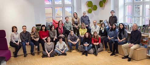 Гьоте-институт България - групова снимка на сътрудници в библиотеката