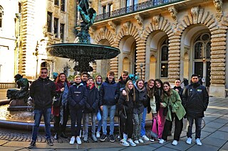 Im Rahmen des Fußballcamps erkunden die Teilnehmenden auch die Hamburger Innenstadt.