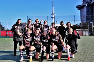 Das Team erfreut sich zusammen des Erfolges und der gemeinsamen Zeit.