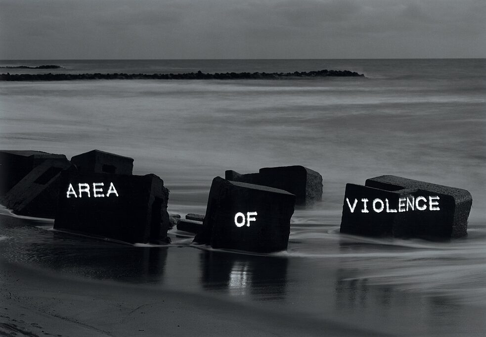 Atlantic Wall von Magdalena Jetelová, Fotografie 1995