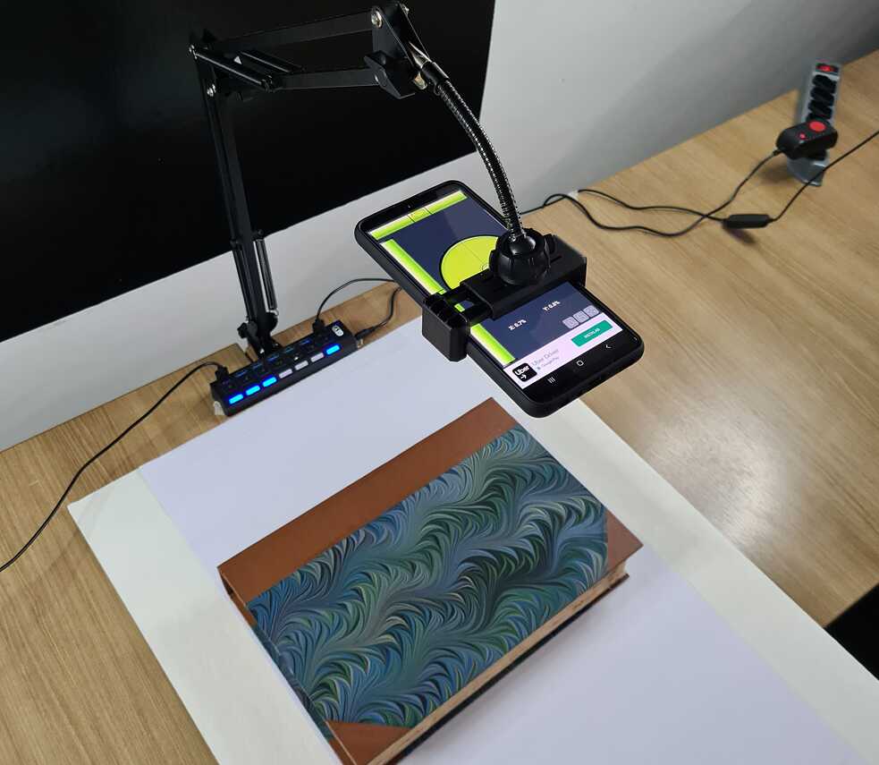 Preparación de la estación de digitalización de libros Banguê en el Centro de Memória Jorge Calmon da Santa Casa da Bahia.