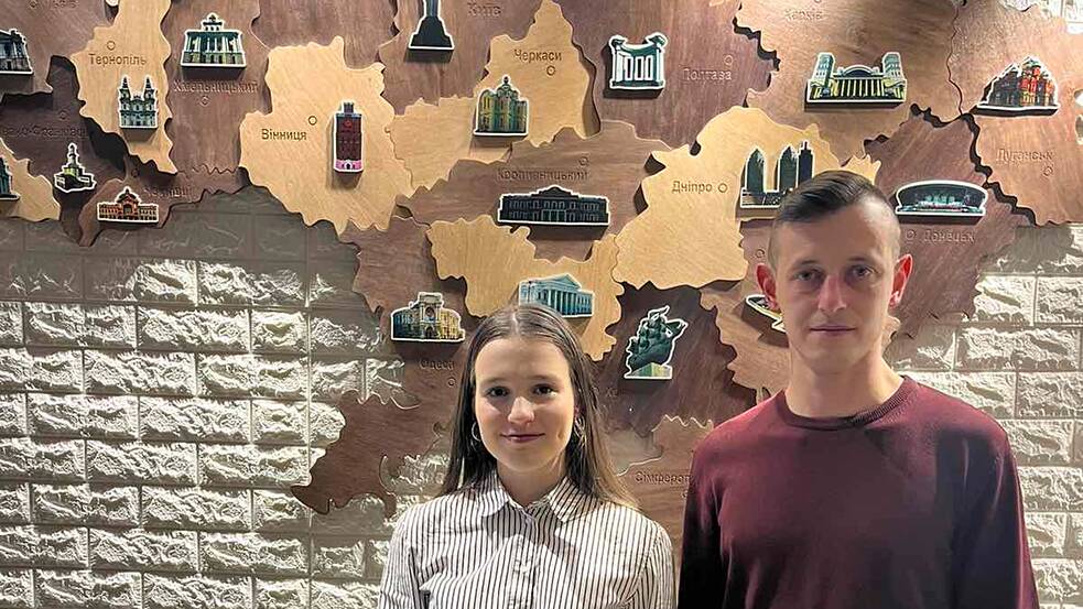 UKRAINE - Gewinnerin des Nationalen Vorentscheids Jaryna Schewtschuk mit ihrem Deutschlehrer Bohdan Obshtyr. Dem engagierten Lehrer ist es zu verdanken, dass Jaryna so gut Deutsch kann und nun zum Finale nach Deutschland reist. Er hat sie dazu motiviert, an dem Wettbewerb teilzunehmen. 