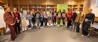 BOSNIEN UND HERZEGOWINA - 34 Schüler*innen aus verschiedenen Teilen des Landes nahmen insgesamt an dem Vorentscheid im Goethe-Institut Sarajevo teil . Neben einem klassischen Testteil, gab es auch kreative Aufgaben zu den Themen „Neu in der Stadt“, „Wochenende mit Freunden“ und „Die Macht der Musik“. Gemeinsam mit den Lehrer*innen wurde in drei Sprachniveaus geprüft. Die Teilnehmenden konnten das Format ihrer Präsentation frei wählen. Neben Talkshows und dramatischen Szenen gab es auch lebhafte Diskussionen. Insgesamt war es für alle ein spannender, inspirierender Tag, bei dem die Liebe zur deutschen Sprache und Kultur gefeiert wurde. 