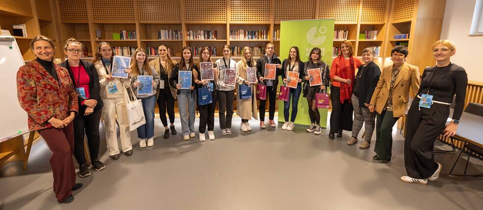 BOSNIEN UND HERZEGOWINA - 34 Schüler*innen aus verschiedenen Teilen des Landes nahmen insgesamt an dem Vorentscheid im Goethe-Institut Sarajevo teil . Neben einem klassischen Testteil, gab es auch kreative Aufgaben zu den Themen „Neu in der Stadt“, „Wochenende mit Freunden“ und „Die Macht der Musik“. Gemeinsam mit den Lehrer*innen wurde in drei Sprachniveaus geprüft. Die Teilnehmenden konnten das Format ihrer Präsentation frei wählen. Neben Talkshows und dramatischen Szenen gab es auch lebhafte Diskussionen. Insgesamt war es für alle ein spannender, inspirierender Tag, bei dem die Liebe zur deutschen Sprache und Kultur gefeiert wurde. 