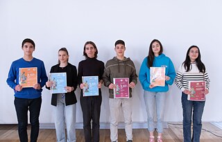 BULGARIA - In the first round, 540 pupils throughout the country took part in listening, reading and writing tests at two language levels. The 15 students with the best results then completed a second round at the Goethe-Institut Sofia and had to demonstrate not only their language skills but also their social skills in a presentation on a topic in teams of three. 