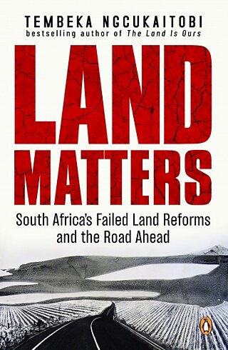 In großen roten Lettern steht der Titel des Buches Land Matters, darunter in kontrastreichem schwarz-weiß eine Landschaft mit Seen, Feldern und Hügeln © © Penguin Random House South Africa Land Matters Buch Cover
