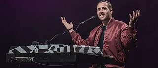 Danger Dan am Klavier auf der Bühne im Berliner Admiralspalast im Oktober 2022