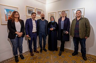 Von rechts: Safin Hamid/ Framing Photojournalism School, Anais Boelicke/Leitung Goethe-Institut Irak, Mutter des Künstlers Amanj Ameen, Amanj Ameen, Klemens Semtner/Generalkonsul der BRD in Erbil, Znara Ahmed/Sêv Gallery