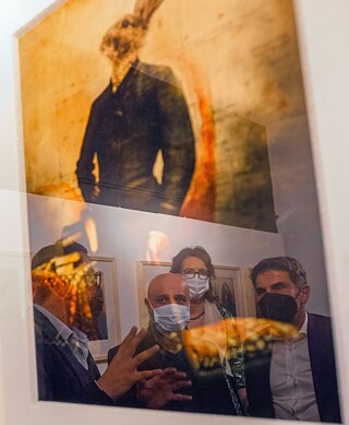 Betrachtung eines Gemäldes von Amanj Ameen