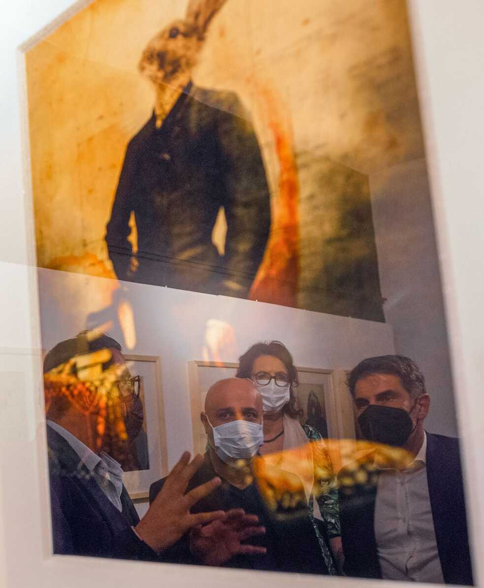 Betrachtung eines Gemäldes von Amanj Ameen