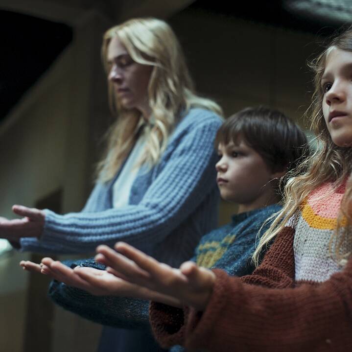 "Das sind die Regeln". Standbild aus der Netflix Deutschland Serie "Liebes Kind"