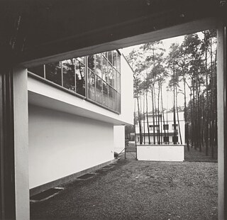 Lucia Moholy: Blick aus dem Fenster von Lucie Moholy, Dessau, 1926